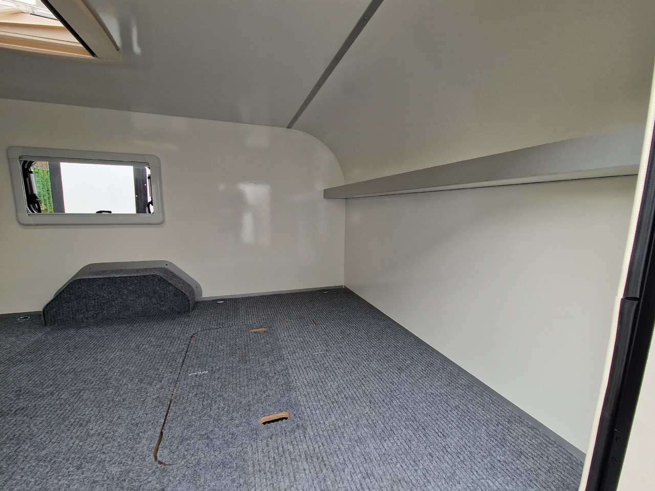 Mini Caravan Cargo Base Camp M+ wild 290cm Alufelgen 2 Fenster 100km/H 800kg - كرفان سحب: صورة 3 Mini Caravan Cargo Base Camp M+ wild 290cm Alufelgen 2 Fenster 100km/H 800kg - كرفان سحب: صورة 3