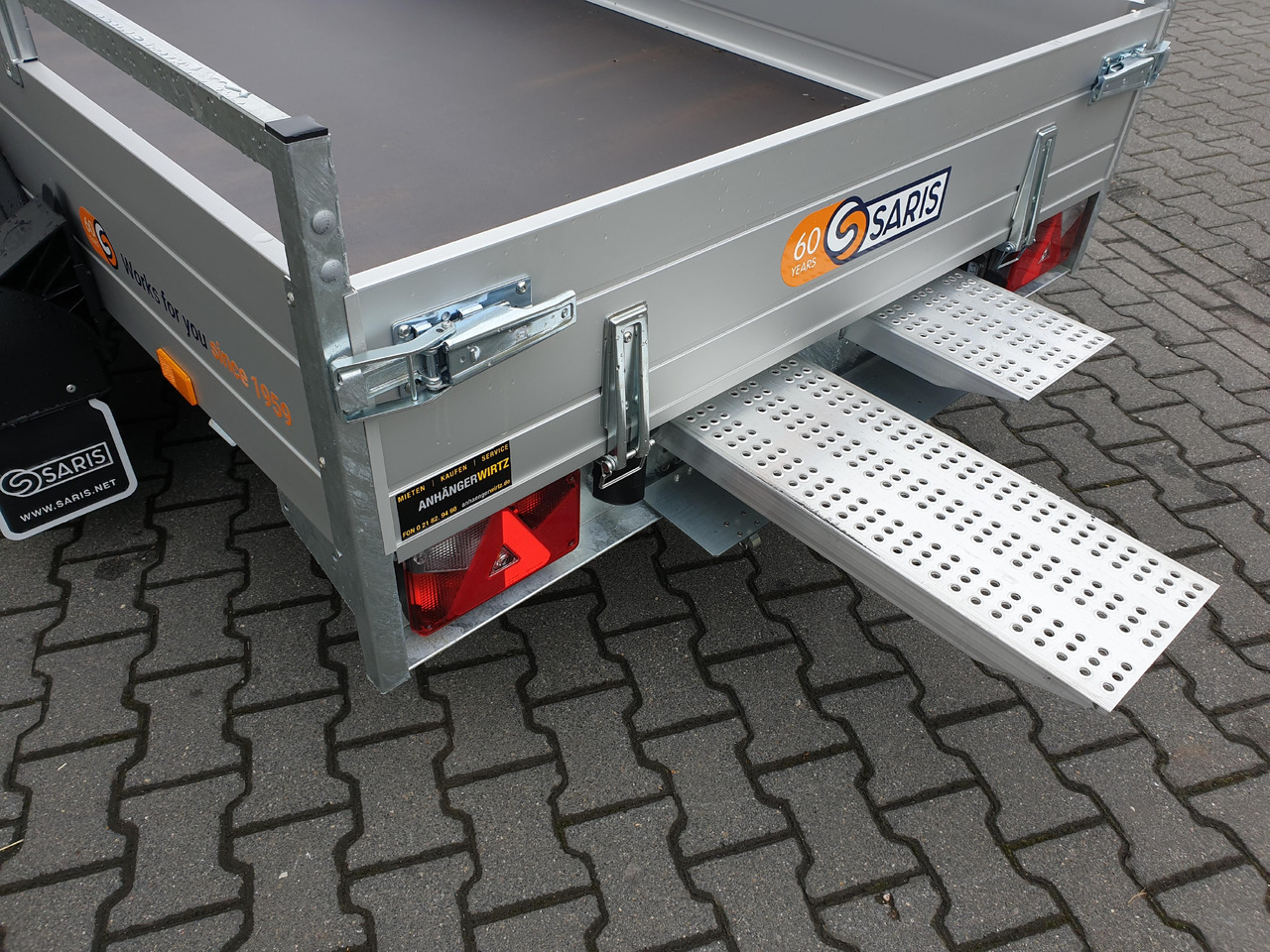 Saris Anhänger FW2000 McAlu Pro MP 305x155x45cm Auffahrrampen (M) 2000kg Winter Aktion - مقطورات مسطحة: صورة 3 Saris Anhänger FW2000 McAlu Pro MP 305x155x45cm Auffahrrampen (M) 2000kg Winter Aktion - مقطورات مسطحة: صورة 3