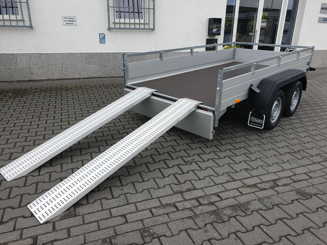 Saris Anhänger FW2000 McAlu Pro MP 305x155x45cm Auffahrrampen (M) 2000kg Winter Aktion - مقطورات مسطحة: صورة 1 Saris Anhänger FW2000 McAlu Pro MP 305x155x45cm Auffahrrampen (M) 2000kg Winter Aktion - مقطورات مسطحة: صورة 1