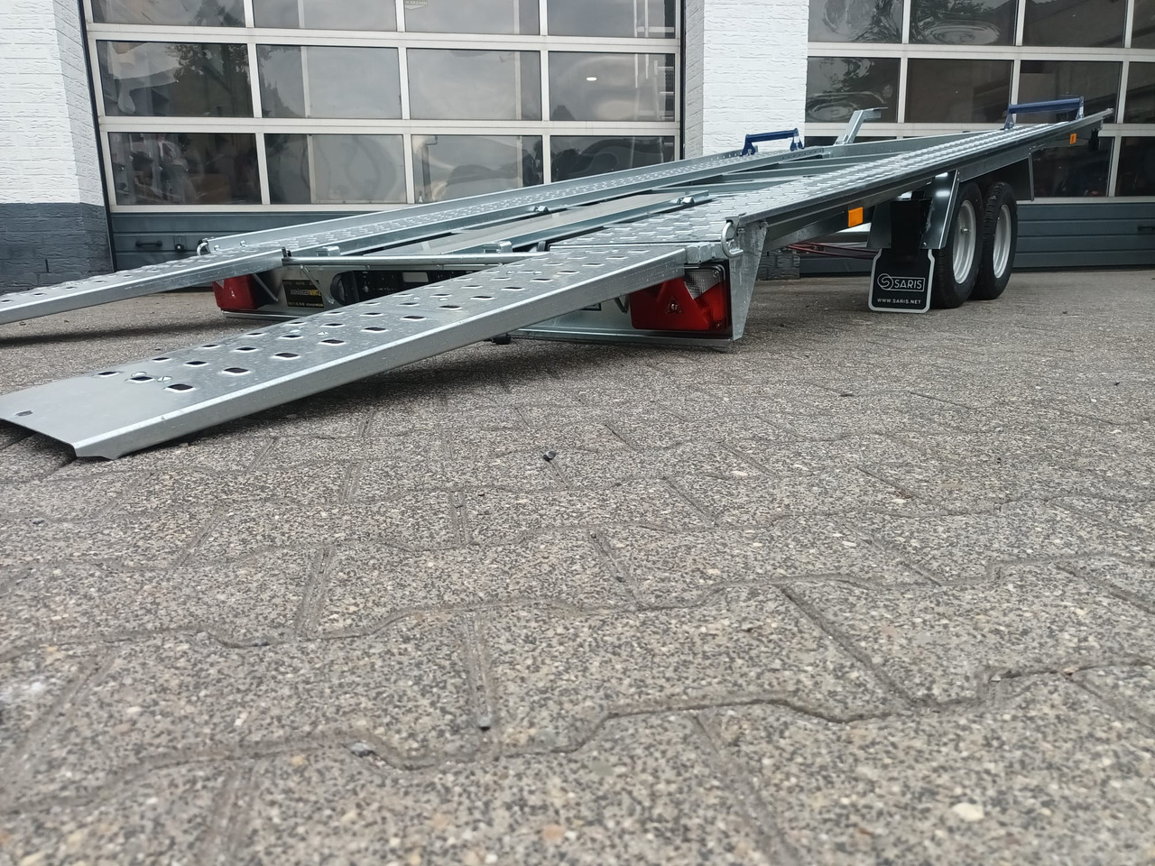 Saris Cartrailer AT 401 202 2700 2 K easyload ankippbar Rampen Fahrschienen Radstop 2700kg 100km/H - تريلا نقل سيارات: صورة 2 Saris Cartrailer AT 401 202 2700 2 K easyload ankippbar Rampen Fahrschienen Radstop 2700kg 100km/H - تريلا نقل سيارات: صورة 2