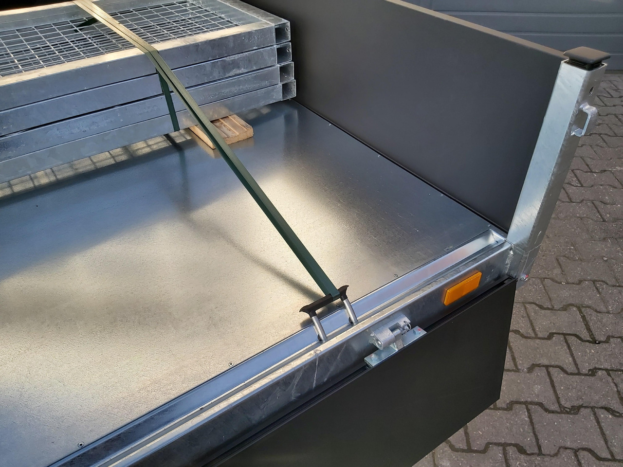 Saris Kipper K3 406 204 3500 2 E 406x204x35 black elektro NH Rampen Blattfeder 3500kg Herbst Aktion - مقطورة قلابة: صورة 5 Saris Kipper K3 406 204 3500 2 E 406x204x35 black elektro NH Rampen Blattfeder 3500kg Herbst Aktion - مقطورة قلابة: صورة 5