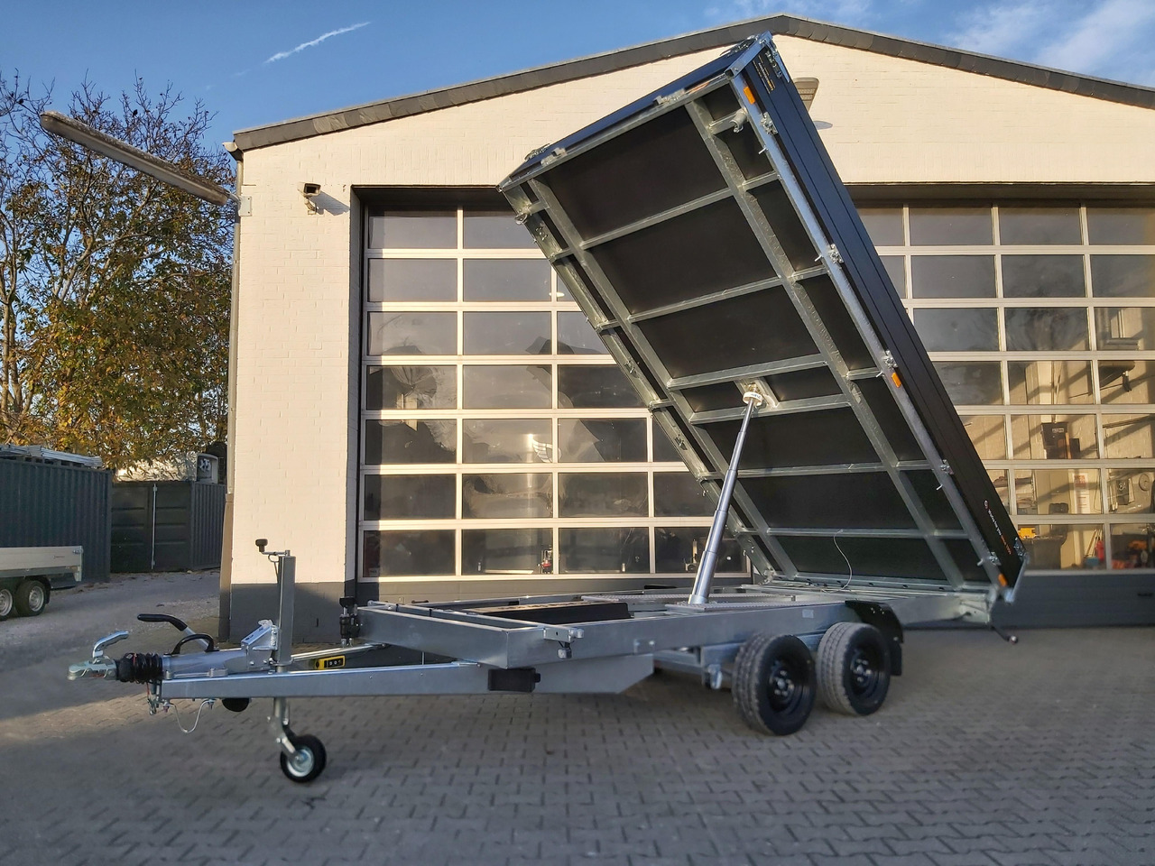 Saris Kipper K3 406 204 3500 2 E 406x204x35 black elektro NH Rampen Blattfeder 3500kg Herbst Aktion - مقطورة قلابة: صورة 1 Saris Kipper K3 406 204 3500 2 E 406x204x35 black elektro NH Rampen Blattfeder 3500kg Herbst Aktion - مقطورة قلابة: صورة 1