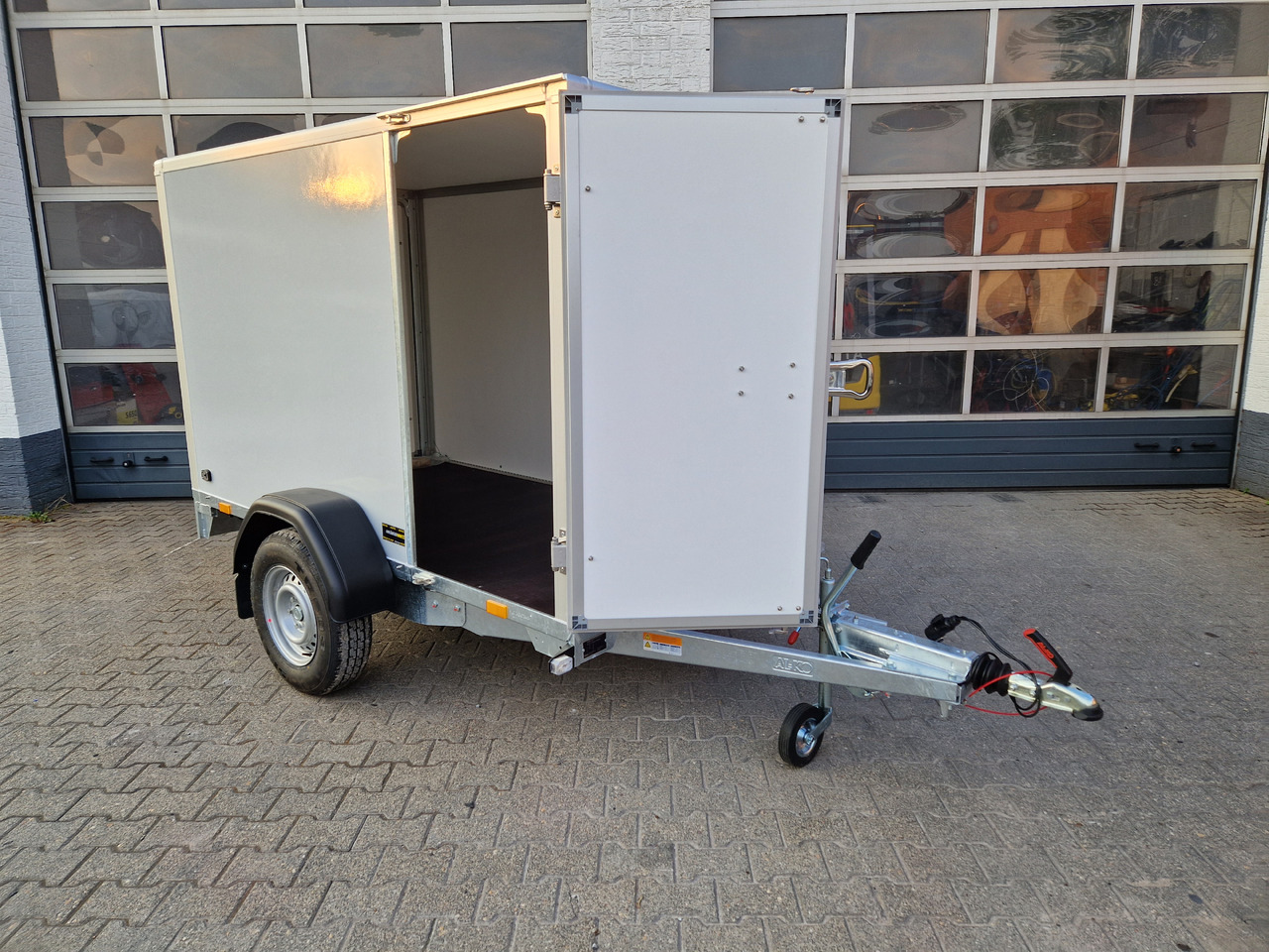 Saris Koffer GO 256 134 1350 1 GFK grau Seitentür (S) 1300kg Modell 2024 - مقطورة بصندوق مغلق: صورة 3 Saris Koffer GO 256 134 1350 1 GFK grau Seitentür (S) 1300kg Modell 2024 - مقطورة بصندوق مغلق: صورة 3