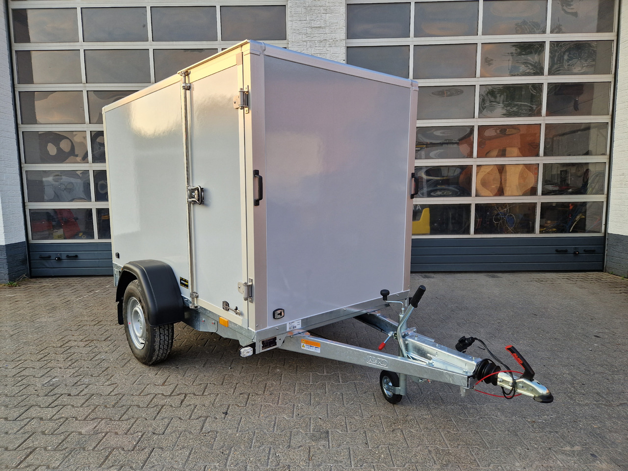 Saris Koffer GO 256 134 1350 1 GFK grau Seitentür (S) 1300kg Modell 2024 - مقطورة بصندوق مغلق: صورة 4 Saris Koffer GO 256 134 1350 1 GFK grau Seitentür (S) 1300kg Modell 2024 - مقطورة بصندوق مغلق: صورة 4