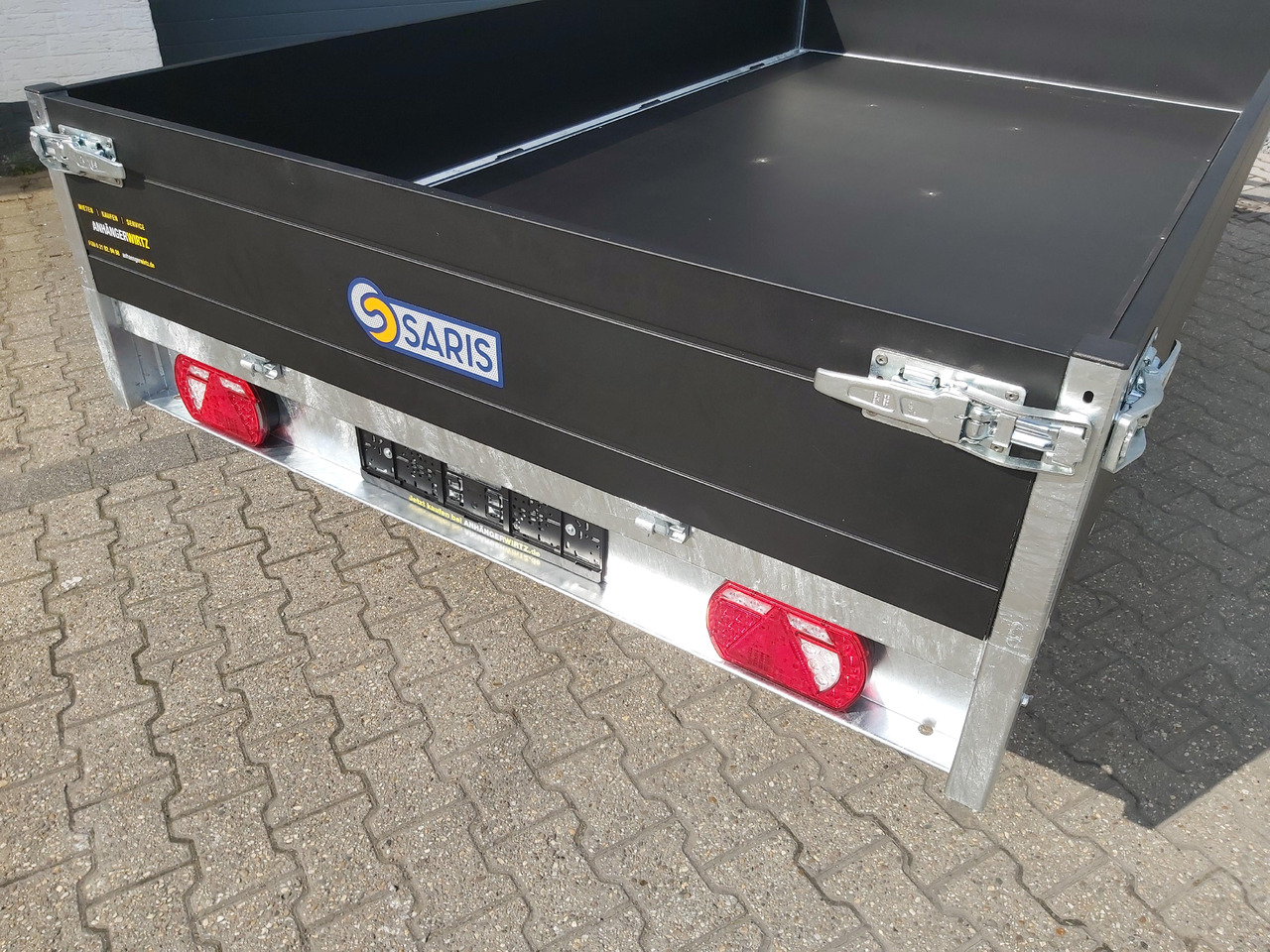 Saris PL306 170 2700 2 306x170x30cm black Edition LED Beleuchtung H Gestell 13" (M) 2700kg - مقطورات مسطحة: صورة 2 Saris PL306 170 2700 2 306x170x30cm black Edition LED Beleuchtung H Gestell 13" (M) 2700kg - مقطورات مسطحة: صورة 2