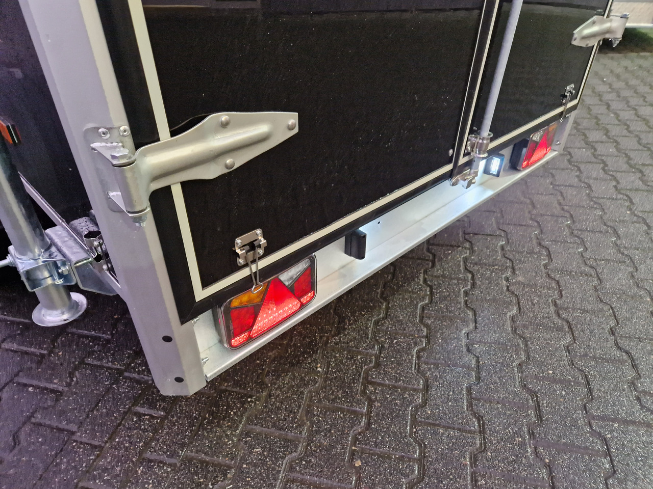 Variant 2005 C3 Edition black 302x168x188cm Alufelgen dark 100km/H 2000kg Modell 2024 - مقطورة بصندوق مغلق: صورة 2 Variant 2005 C3 Edition black 302x168x188cm Alufelgen dark 100km/H 2000kg Modell 2024 - مقطورة بصندوق مغلق: صورة 2