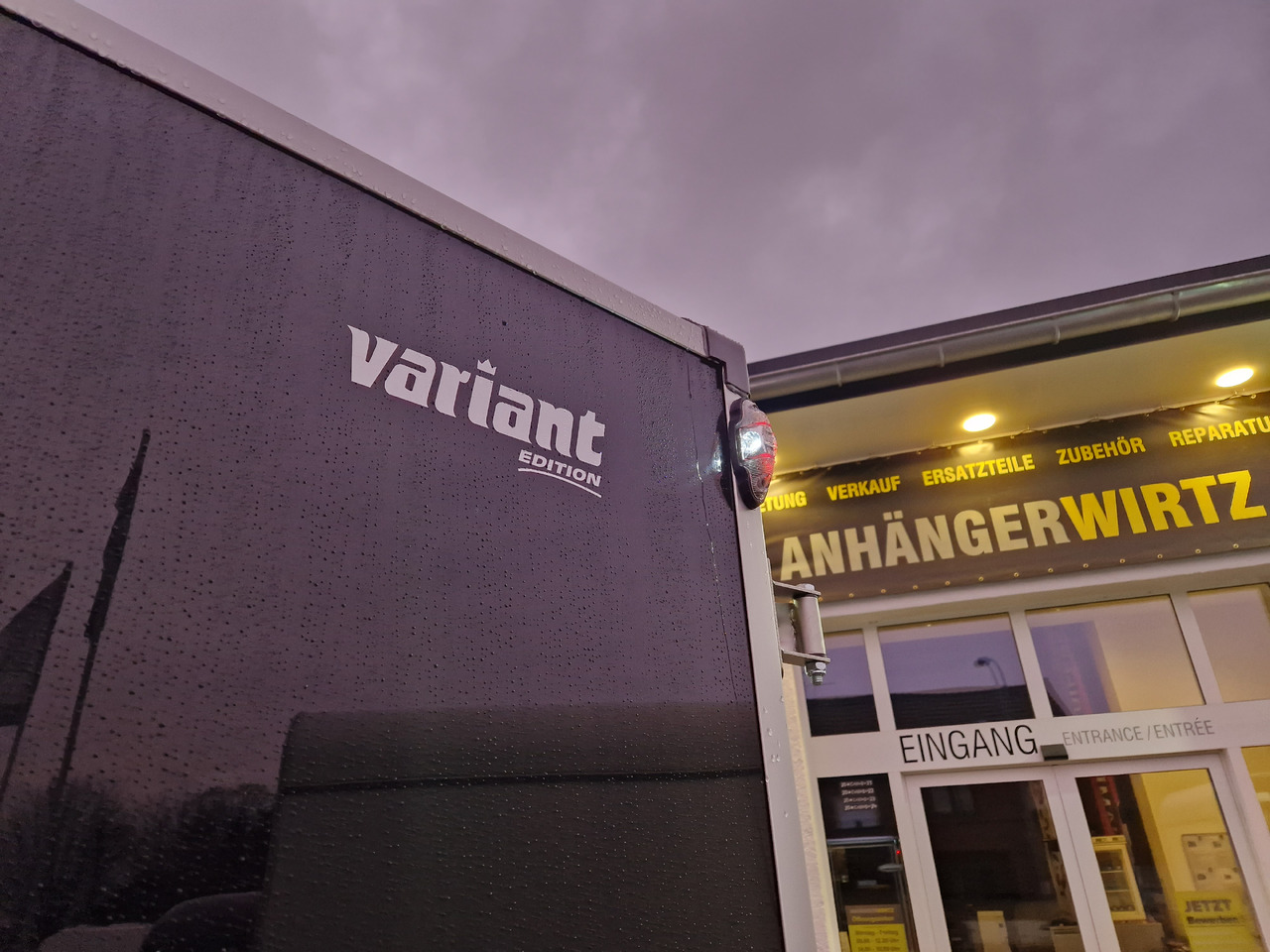 Variant 2005 C3 Edition black 302x168x188cm Alufelgen dark 100km/H 2000kg Modell 2024 - مقطورة بصندوق مغلق: صورة 1 Variant 2005 C3 Edition black 302x168x188cm Alufelgen dark 100km/H 2000kg Modell 2024 - مقطورة بصندوق مغلق: صورة 1