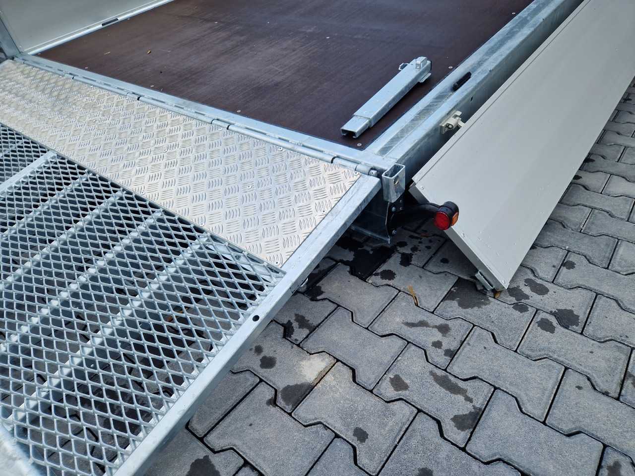 Variant Maschinentransporter 3553 UX Maxi LOAD blackline LED Tridem Parabel 3500kg - مقطورة لنقل المعدات: صورة 4 Variant Maschinentransporter 3553 UX Maxi LOAD blackline LED Tridem Parabel 3500kg - مقطورة لنقل المعدات: صورة 4