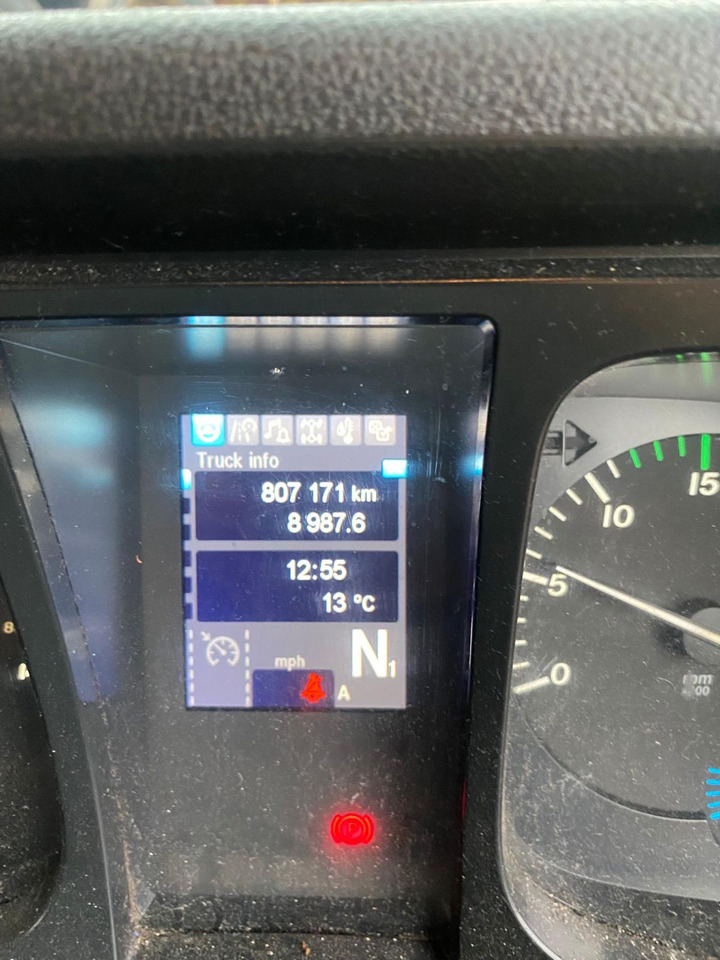 Mercedes 1827 - شاحنة ذات ستائر جانبية: صورة 5 Mercedes 1827 - شاحنة ذات ستائر جانبية: صورة 5