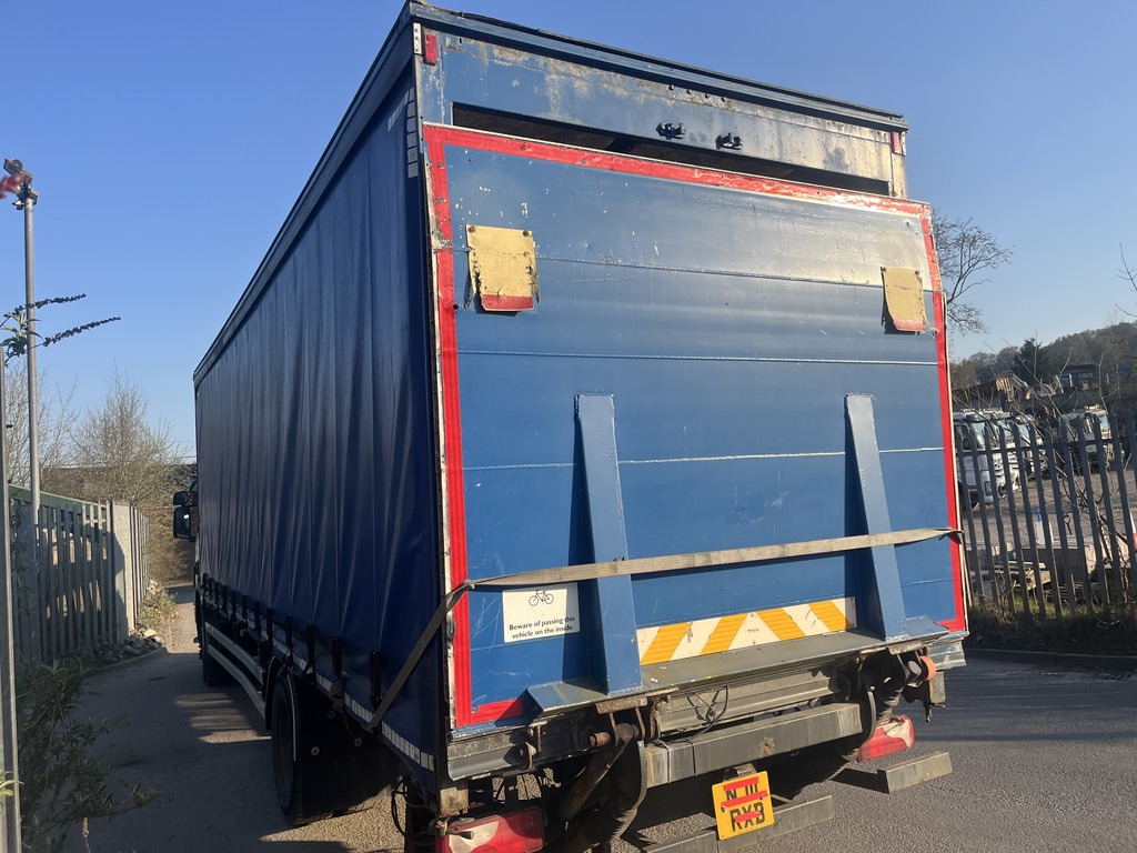 Scania P230 4x2 Curtain side - شاحنة ذات ستائر جانبية: صورة 4 Scania P230 4x2 Curtain side - شاحنة ذات ستائر جانبية: صورة 4
