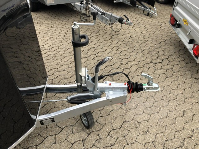 Cheval Liberte Debon Cargo 2 Poly + Türe schwarz Aluräder 1300 kg, 100 km/h, 300x155x168cm - مقطورة بصندوق مغلق: صورة 2 Cheval Liberte Debon Cargo 2 Poly + Türe schwarz Aluräder 1300 kg, 100 km/h, 300x155x168cm - مقطورة بصندوق مغلق: صورة 2