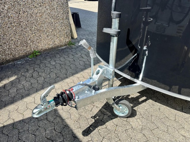 Cheval Liberte Debon Roadster 300, C300 Sandwich + Türe 1300 kg, 100 km/h, 300x155x190cm - مقطورة بصندوق مغلق: صورة 2 Cheval Liberte Debon Roadster 300, C300 Sandwich + Türe 1300 kg, 100 km/h, 300x155x190cm - مقطورة بصندوق مغلق: صورة 2