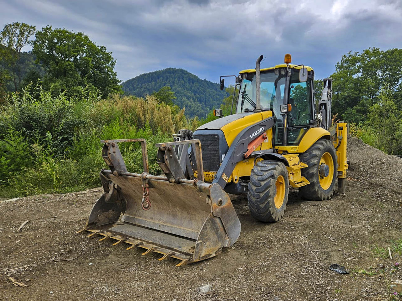 VOLVO BL71 - لودر ذو محراث خلفي/ باكهو: صورة 1 VOLVO BL71 - لودر ذو محراث خلفي/ باكهو: صورة 1