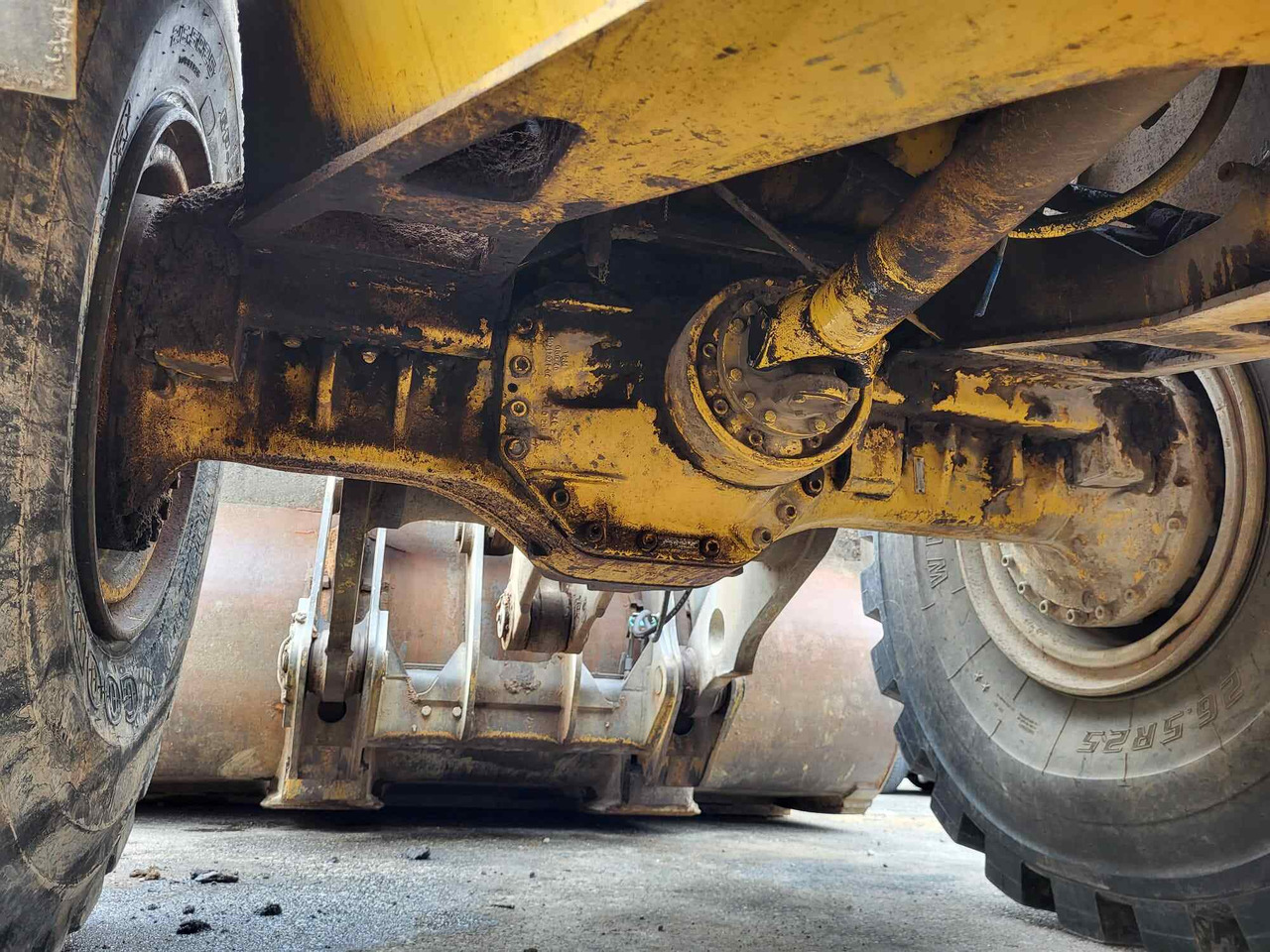 Volvo front axle - لمحور الأمامي - اللودر: صورة 1 Volvo front axle - لمحور الأمامي - اللودر: صورة 1