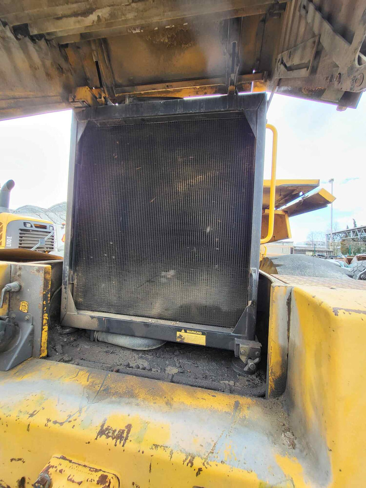 Volvo radiator - مشعاع - اللودر: صورة 2 Volvo radiator - مشعاع - اللودر: صورة 2