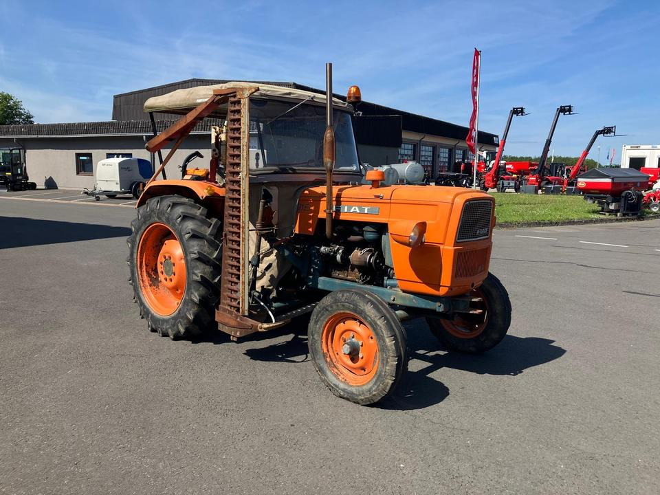 Traktor Fiat 315 Oldtimer mit Mähwerk Baujahr 1968 - جرار: صورة 1 Traktor Fiat 315 Oldtimer mit Mähwerk Baujahr 1968 - جرار: صورة 1