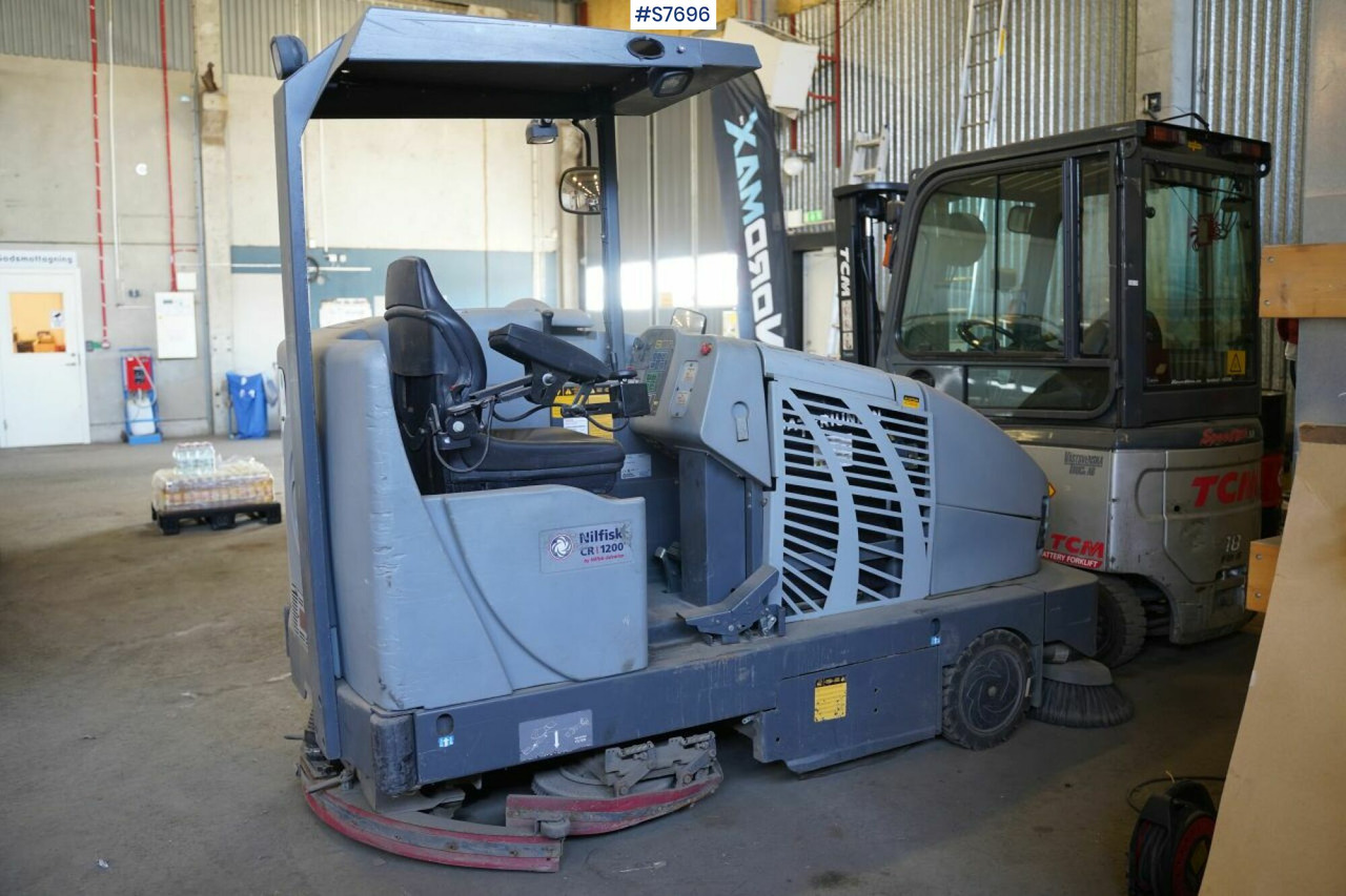 Cleaning machine Nilfisk CR1200 rep.object - سياره كنس شوارع: صورة 3 Cleaning machine Nilfisk CR1200 rep.object - سياره كنس شوارع: صورة 3