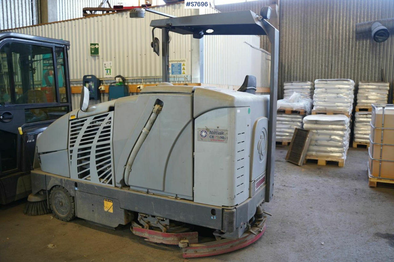 Cleaning machine Nilfisk CR1200 rep.object - سياره كنس شوارع: صورة 2 Cleaning machine Nilfisk CR1200 rep.object - سياره كنس شوارع: صورة 2
