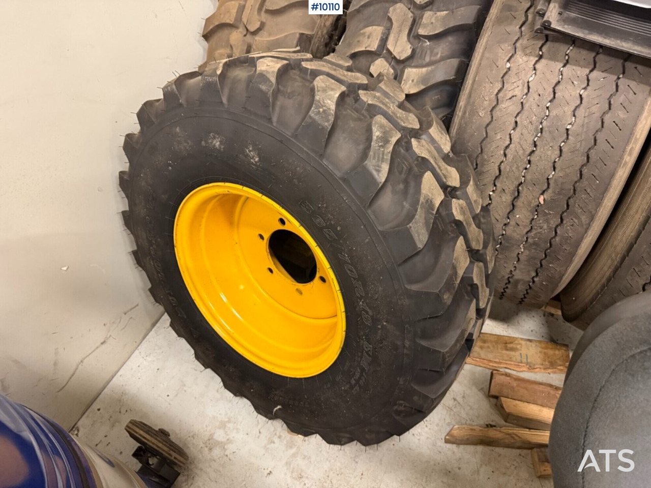 Construction tires with rims Dunlop SP T9 365/70R18 - عجلات - آلات الإنشاء: صورة 1 Construction tires with rims Dunlop SP T9 365/70R18 - عجلات - آلات الإنشاء: صورة 1