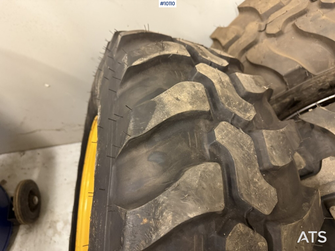 Construction tires with rims Dunlop SP T9 365/70R18 - عجلات - آلات الإنشاء: صورة 5 Construction tires with rims Dunlop SP T9 365/70R18 - عجلات - آلات الإنشاء: صورة 5