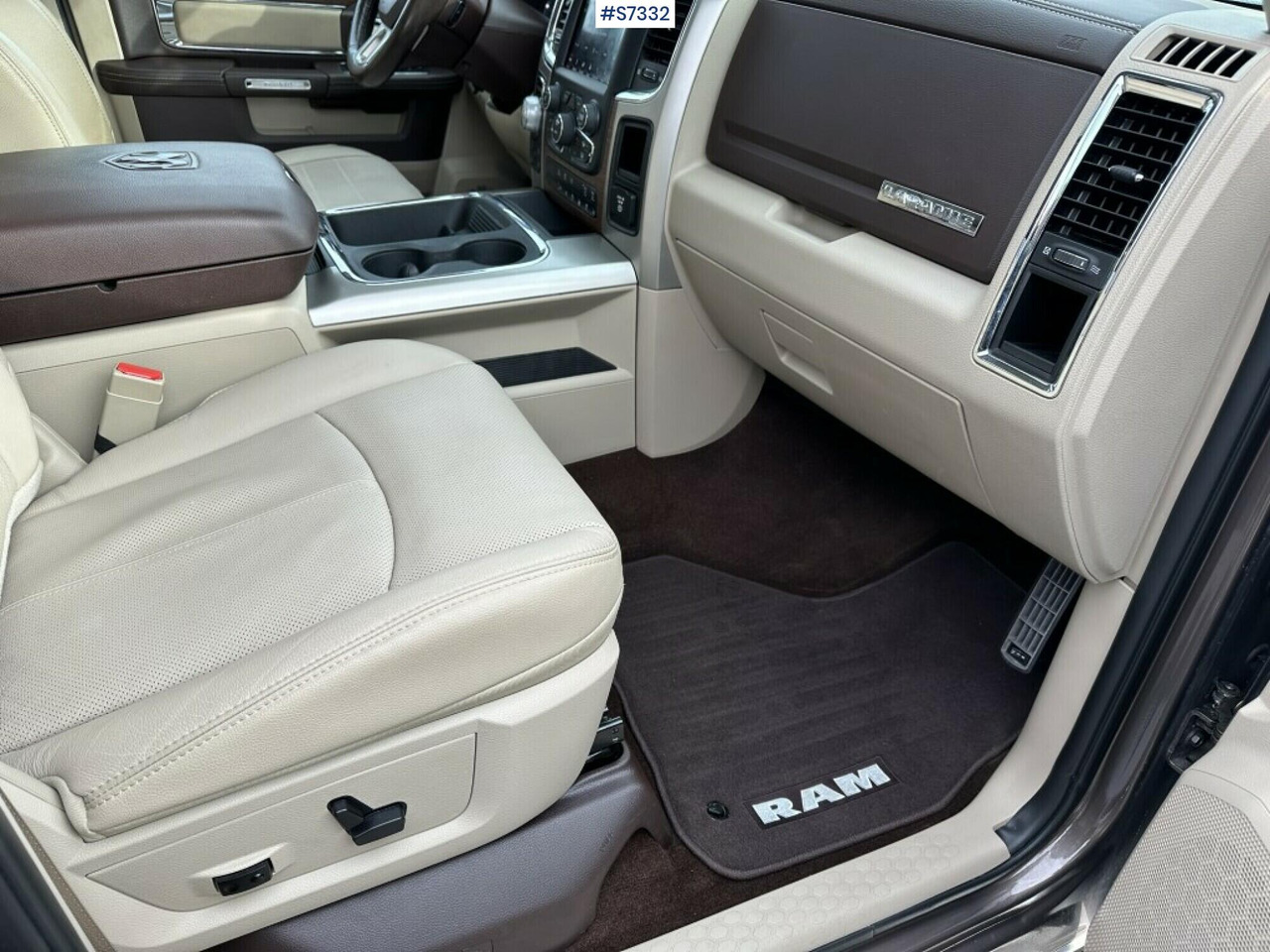 Dodge Ram 1500 Laramie, gasoline, serviced. - شاحنة البيك أب: صورة 4 Dodge Ram 1500 Laramie, gasoline, serviced. - شاحنة البيك أب: صورة 4