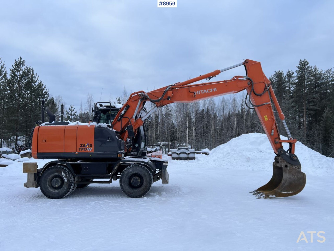 Hitachi ZX 170 W Wheeled excavator with tipper wagon and attachments - حفار ذو عجلات: صورة 2 Hitachi ZX 170 W Wheeled excavator with tipper wagon and attachments - حفار ذو عجلات: صورة 2