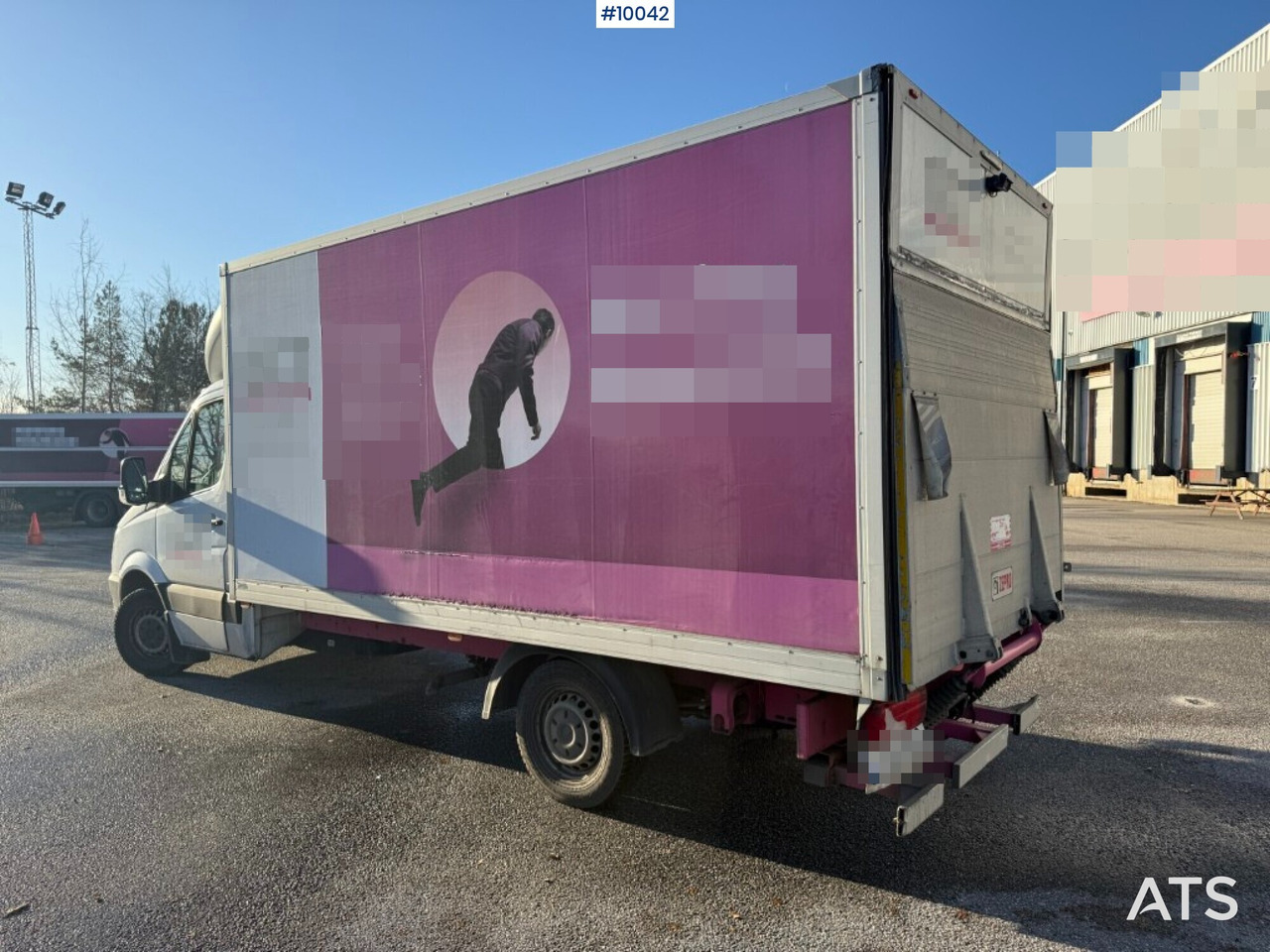 Mercedes Benz Sprinter with tail lift - شاحنة بصندوق مغلق: صورة 3 Mercedes Benz Sprinter with tail lift - شاحنة بصندوق مغلق: صورة 3