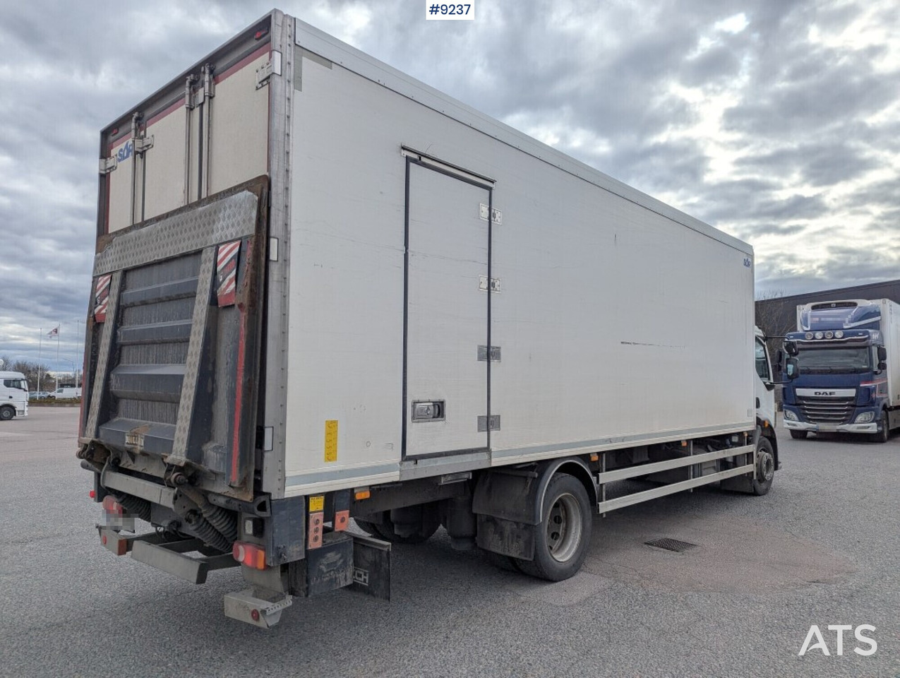 Refrigerated Box truck Volvo FL 260 4X2 with tail lift (SEE VIDEO) - شاحنة ذات مبرد: صورة 4 Refrigerated Box truck Volvo FL 260 4X2 with tail lift (SEE VIDEO) - شاحنة ذات مبرد: صورة 4