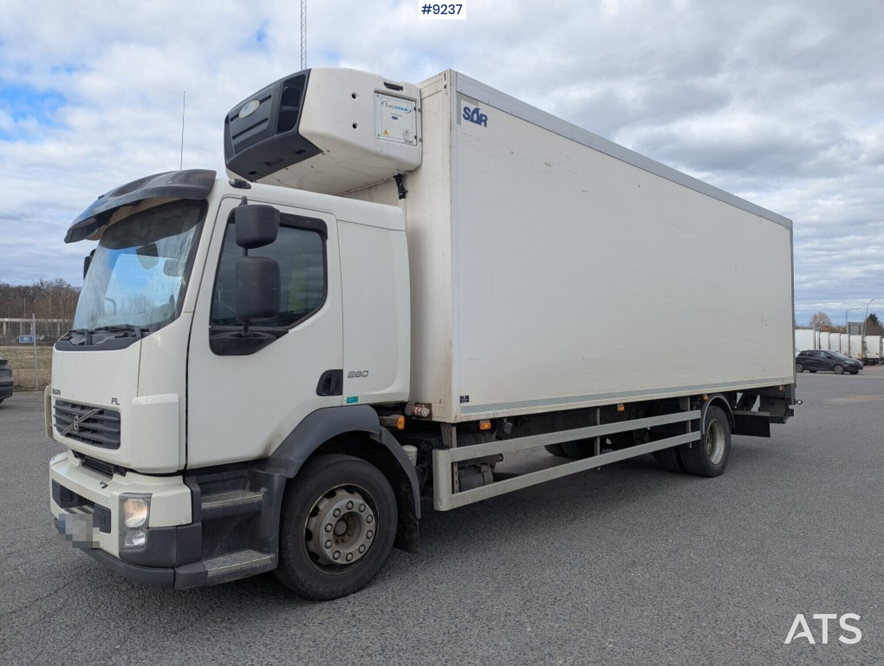 Refrigerated Box truck Volvo FL 260 4X2 with tail lift (SEE VIDEO) - شاحنة ذات مبرد: صورة 1 Refrigerated Box truck Volvo FL 260 4X2 with tail lift (SEE VIDEO) - شاحنة ذات مبرد: صورة 1