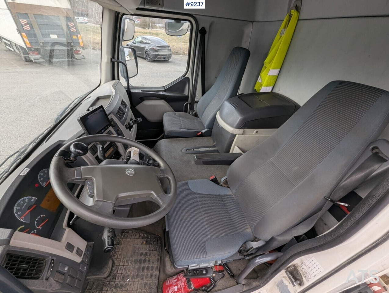 Refrigerated Box truck Volvo FL 260 4X2 with tail lift (SEE VIDEO) - شاحنة ذات مبرد: صورة 5 Refrigerated Box truck Volvo FL 260 4X2 with tail lift (SEE VIDEO) - شاحنة ذات مبرد: صورة 5