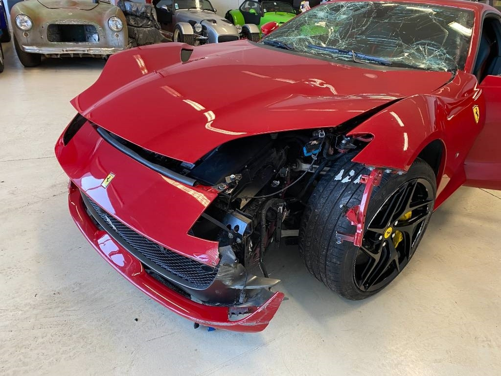 سيارة Ferrari 812 SUPERFAST / ROSSO 70ANNI endommagé: صورة 10