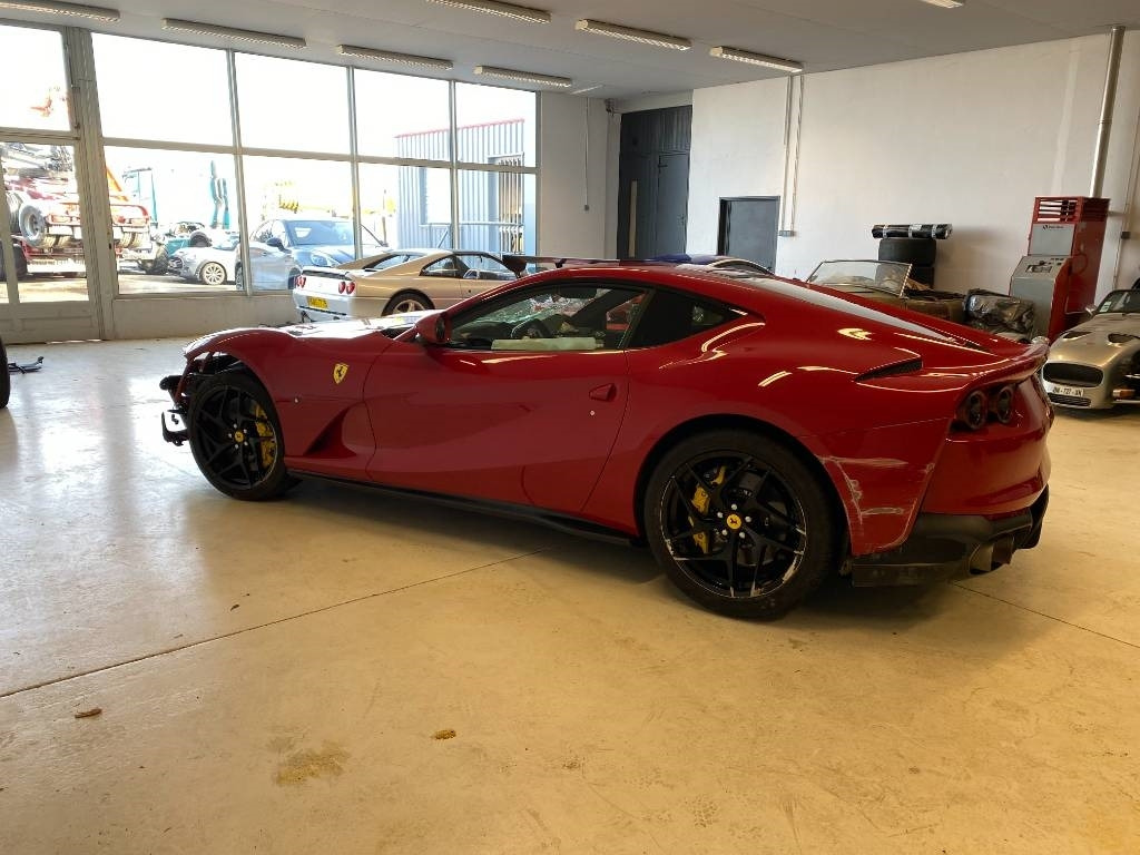 سيارة Ferrari 812 SUPERFAST / ROSSO 70ANNI endommagé: صورة 7