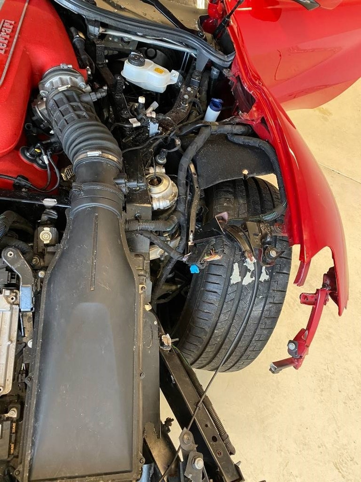 سيارة Ferrari 812 SUPERFAST / ROSSO 70ANNI endommagé: صورة 16