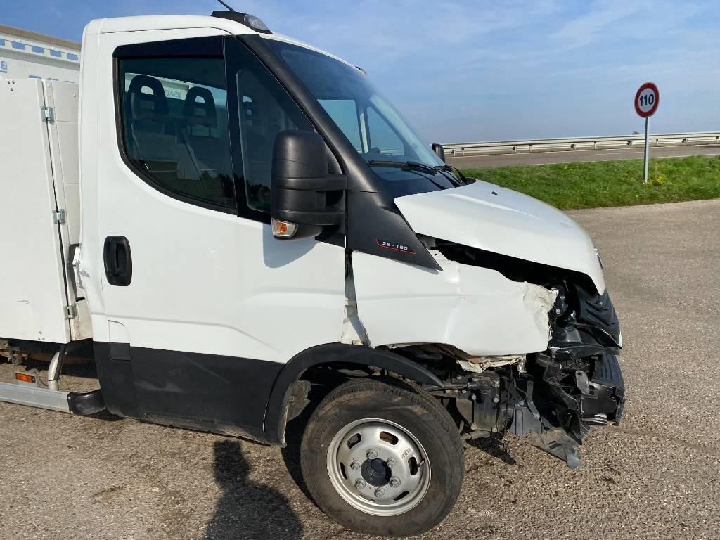 شاحنة توصيل مفتوحة Iveco DAILY 35-180/35C18 3.0-180 M/Jet endommagé: صورة 36