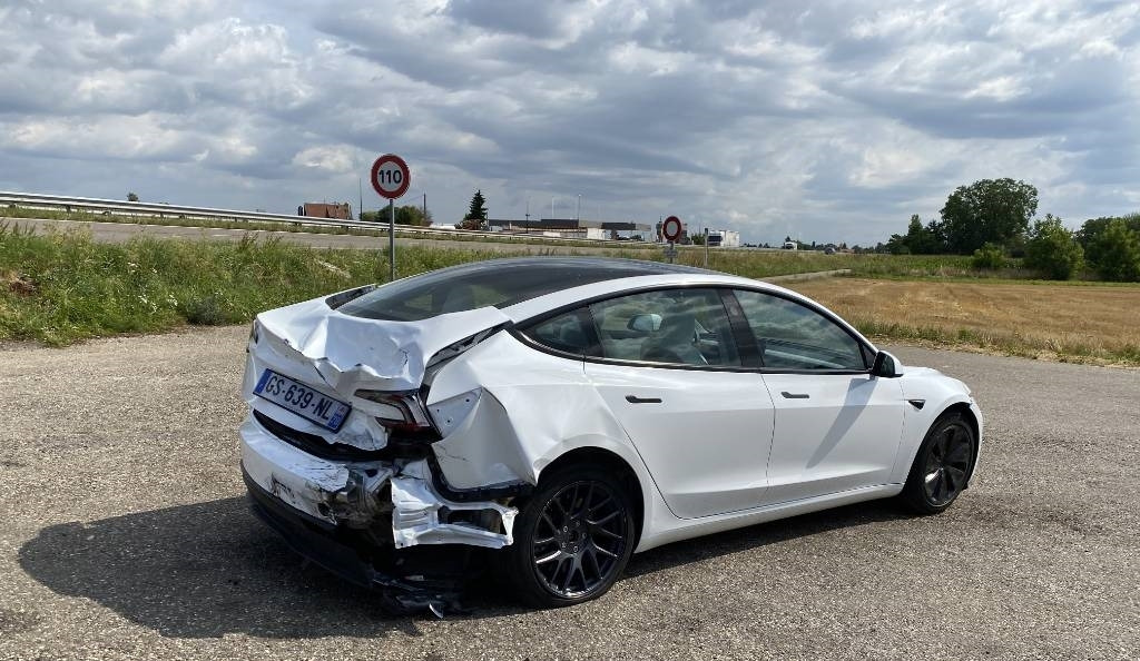 Tesla MODEL 3 5YJ3 Carte Grise Française endommagée - سيارة: صورة 4 Tesla MODEL 3 5YJ3 Carte Grise Française endommagée - سيارة: صورة 4