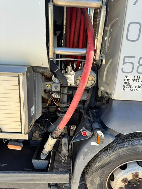 شاحنة صهريج لنقل الوقود Renault MIDLUM 210 CITERNE MERCERON 11000 L 4 COMPARTIMENTS: صورة 13 شاحنة صهريج لنقل الوقود Renault MIDLUM 210 CITERNE MERCERON 11000 L 4 COMPARTIMENTS: صورة 13