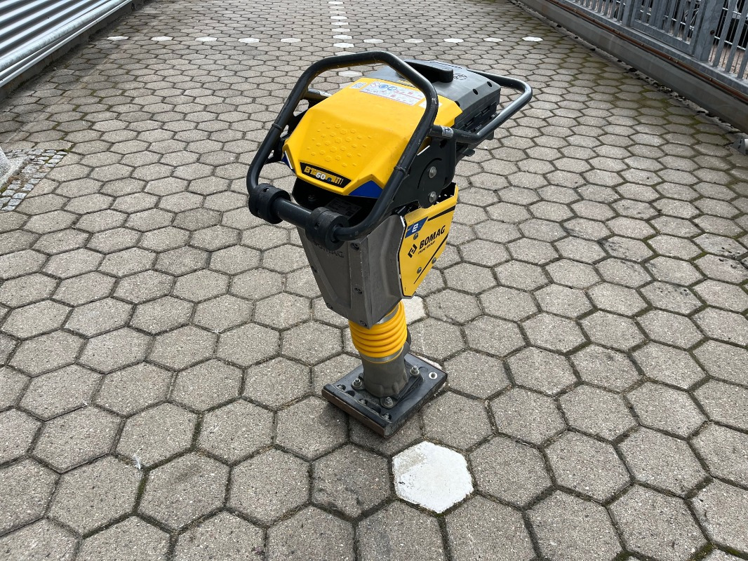 Bomag BT60E - آلات الإنشاء: صورة 1 Bomag BT60E - آلات الإنشاء: صورة 1