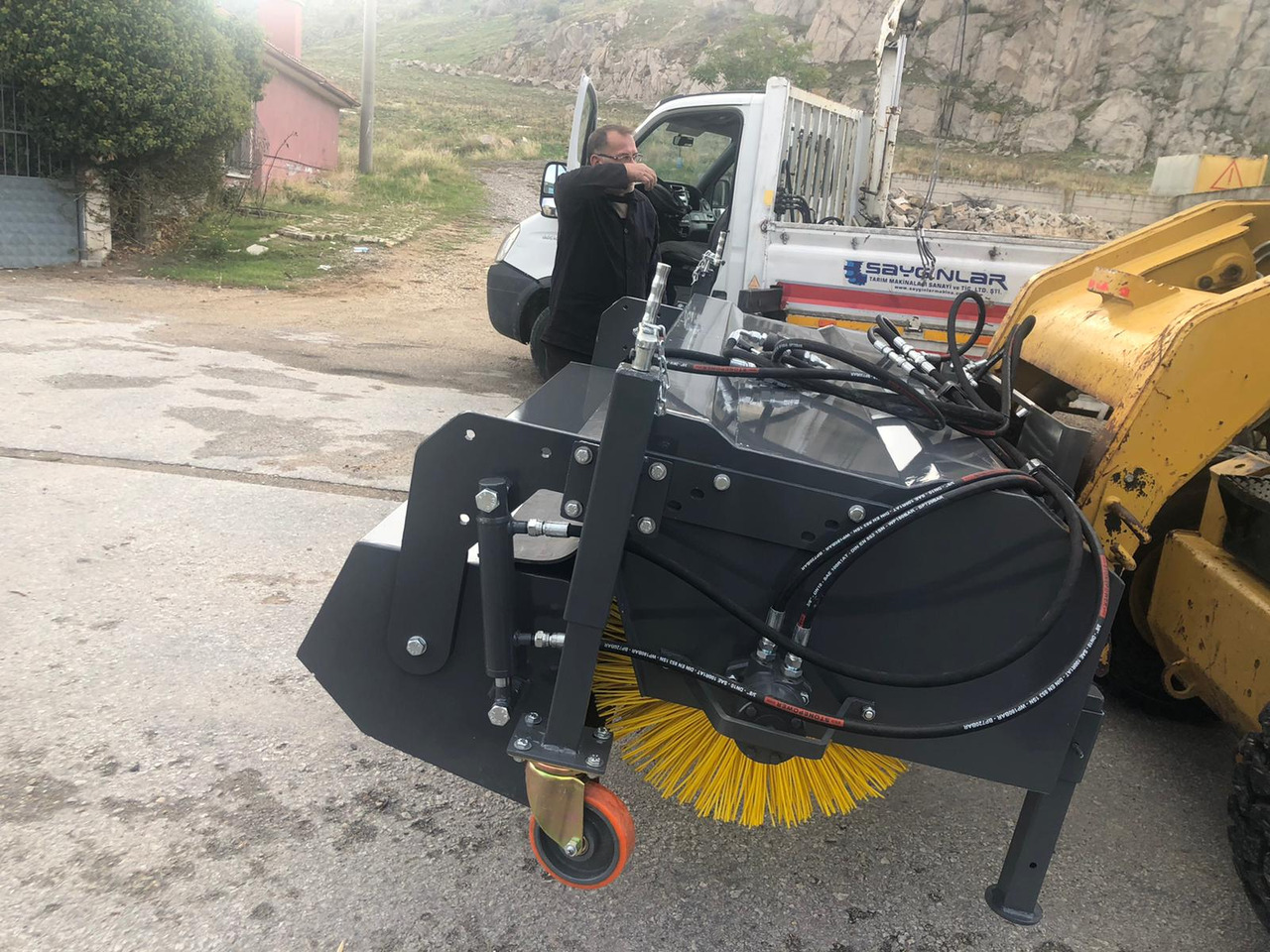 SAYGINLAR SKID STEER MOUNTED ROAD SWEEPER - مقشة - شيول صغير: صورة 4 SAYGINLAR SKID STEER MOUNTED ROAD SWEEPER - مقشة - شيول صغير: صورة 4