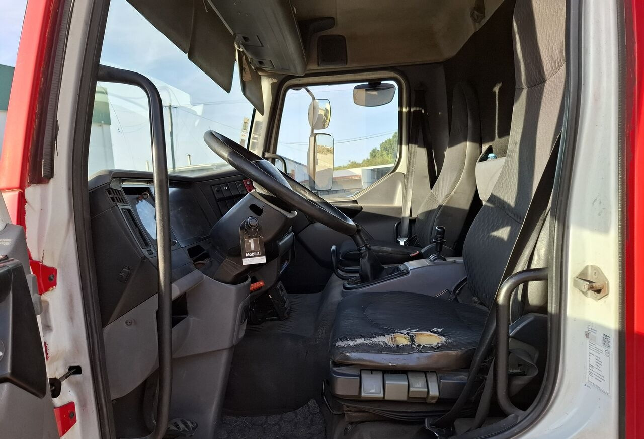 Interior photo 1: شاحنة ذات مبرد Renault MT 180.12 Interior photo 1: شاحنة ذات مبرد Renault MT 180.12