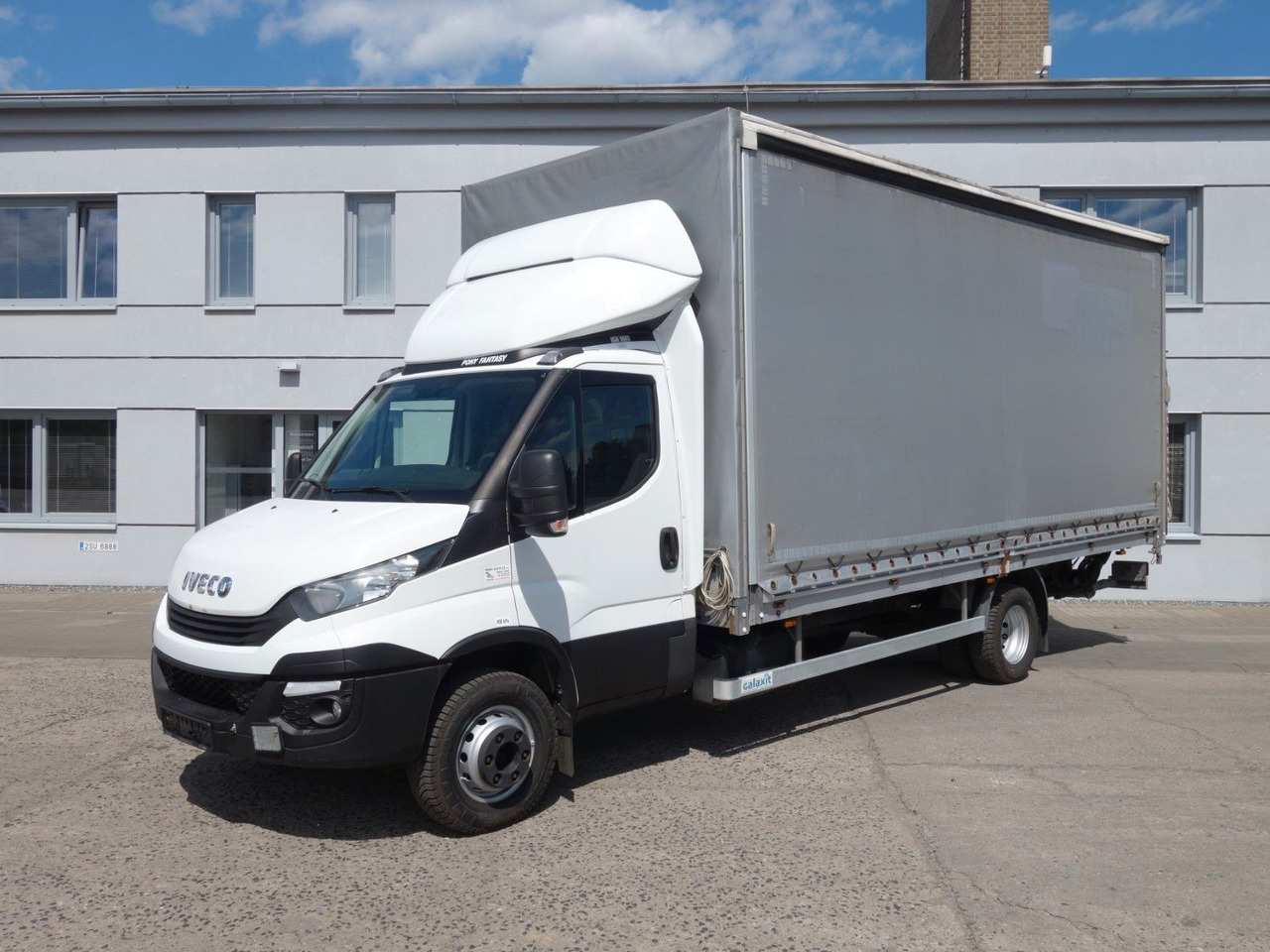 Iveco Daily 70C18 mit LBW - شاحنة مغلقة بستائر جانبية: صورة 1 Iveco Daily 70C18 mit LBW - شاحنة مغلقة بستائر جانبية: صورة 1