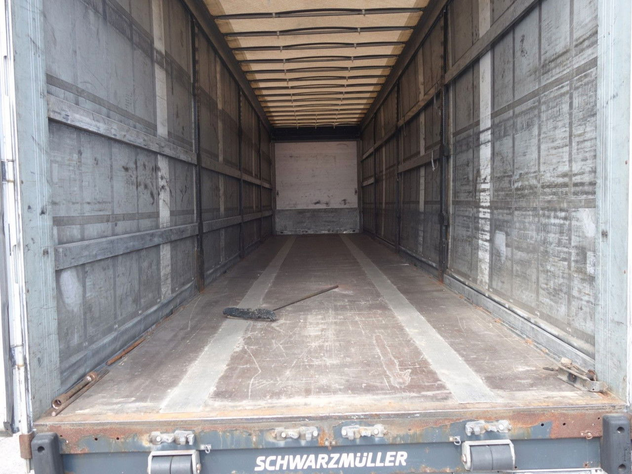 Schwarzmüller SPA 3/E Mega, Liftachse, SAF Achsen, 2 Stk. SPA 3/E Mega, Liftachse, SAF Achsen, 2 Stk. - نصف مقطورة بستائر جانبية: صورة 4 Schwarzmüller SPA 3/E Mega, Liftachse, SAF Achsen, 2 Stk. SPA 3/E Mega, Liftachse, SAF Achsen, 2 Stk. - نصف مقطورة بستائر جانبية: صورة 4