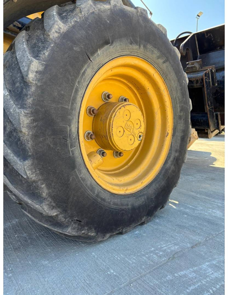 لودر ذو محراث خلفي/ باكهو CAT 432F2: صورة 30