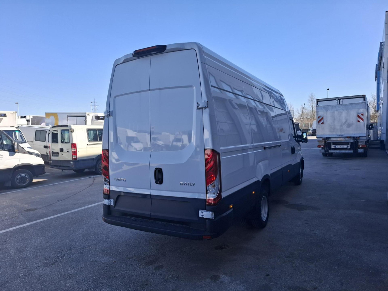 IVECO Daily 35C18H V - ميكروباص: صورة 4 IVECO Daily 35C18H V - ميكروباص: صورة 4