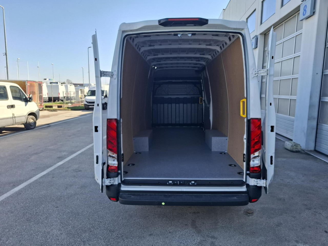 IVECO Daily 35S14V - ميكروباص: صورة 5 IVECO Daily 35S14V - ميكروباص: صورة 5