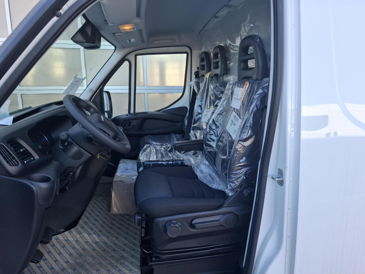 ميكروباص IVECO Daily 35S14V: صورة 6