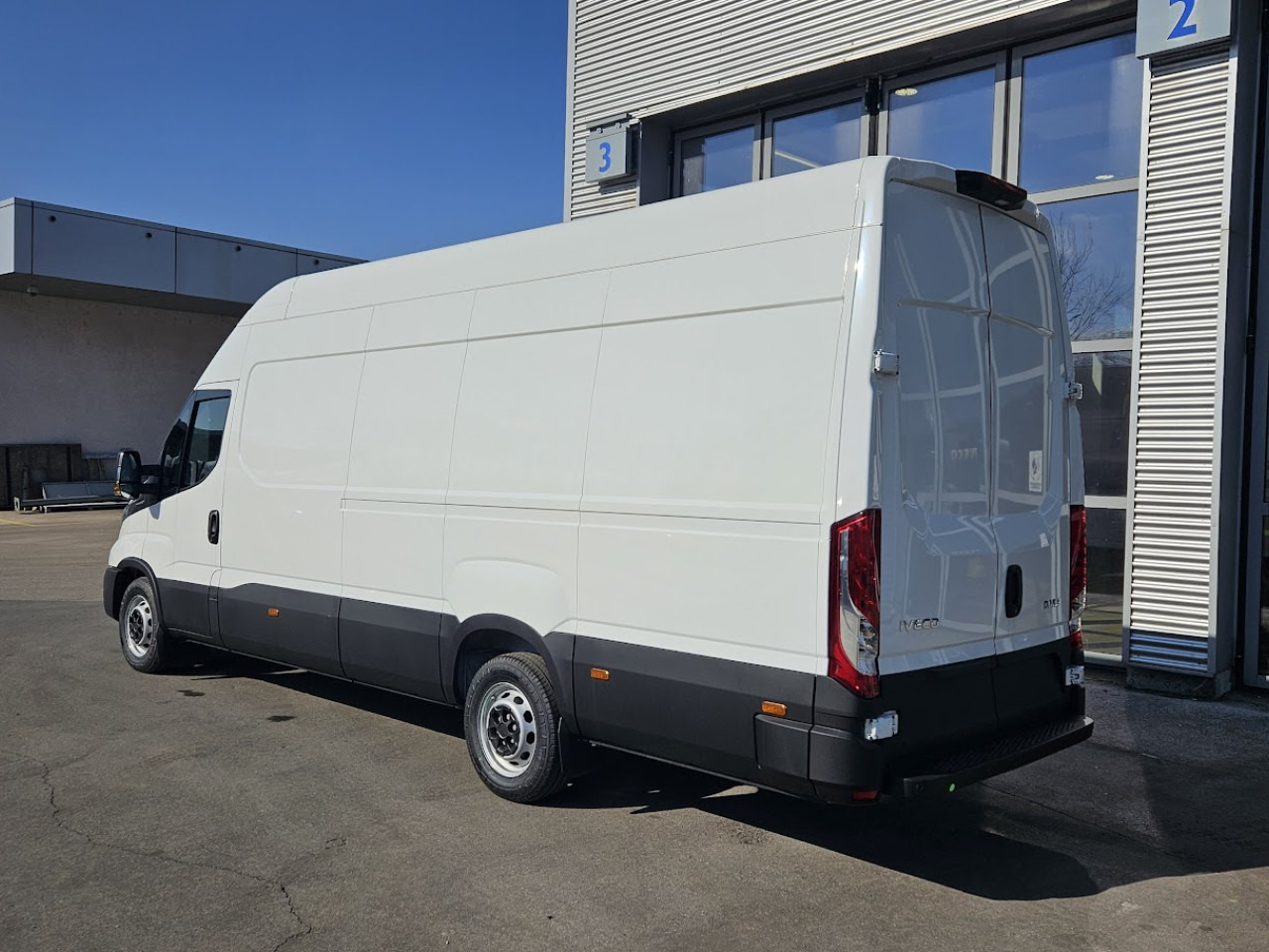 IVECO Daily 35S18H A8 - ميكروباص: صورة 3 IVECO Daily 35S18H A8 - ميكروباص: صورة 3