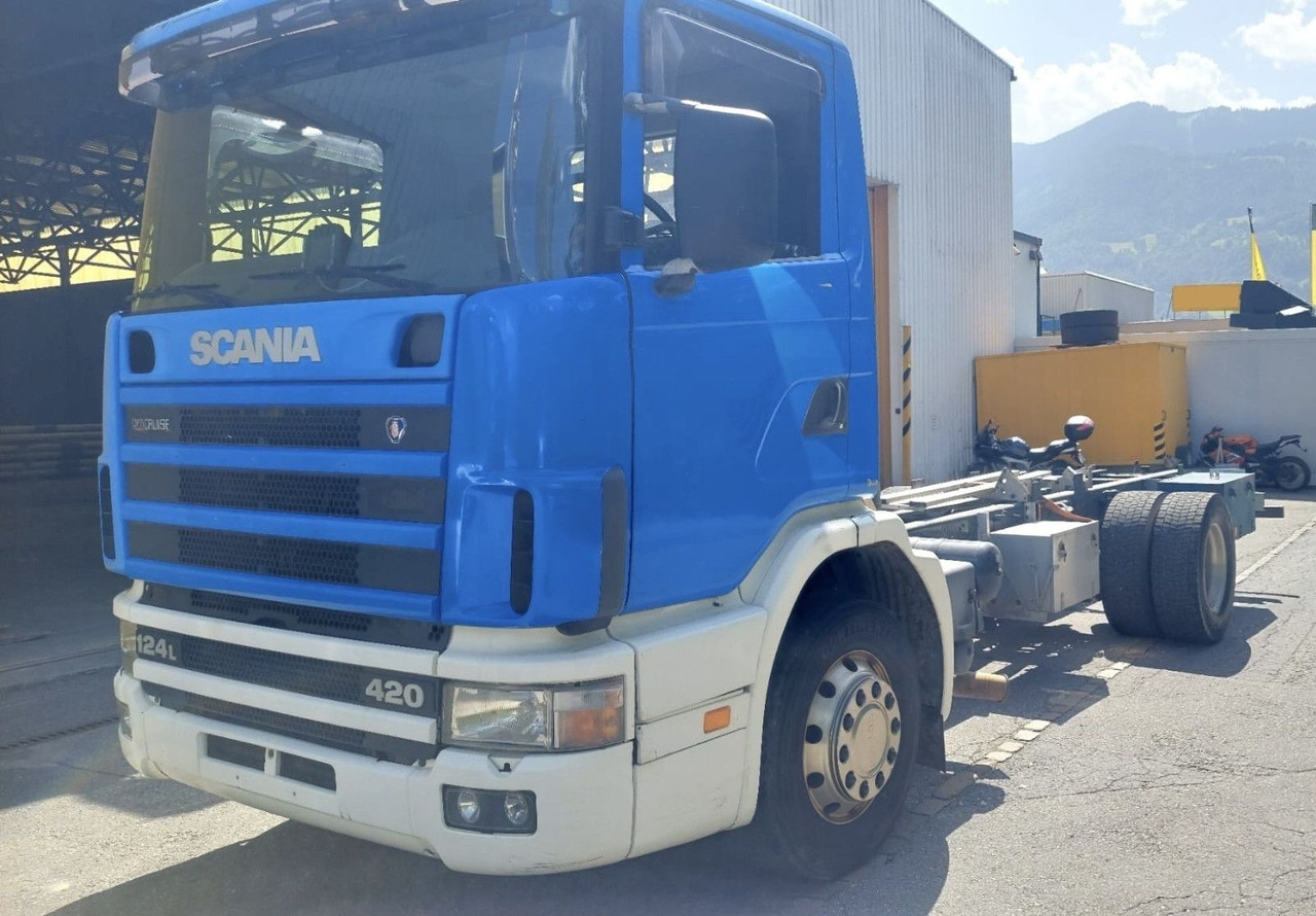 Scania R124LB 420 4x2, Euro 3 - شاحنة بهيكل معدني للمقصورة: صورة 3 Scania R124LB 420 4x2, Euro 3 - شاحنة بهيكل معدني للمقصورة: صورة 3
