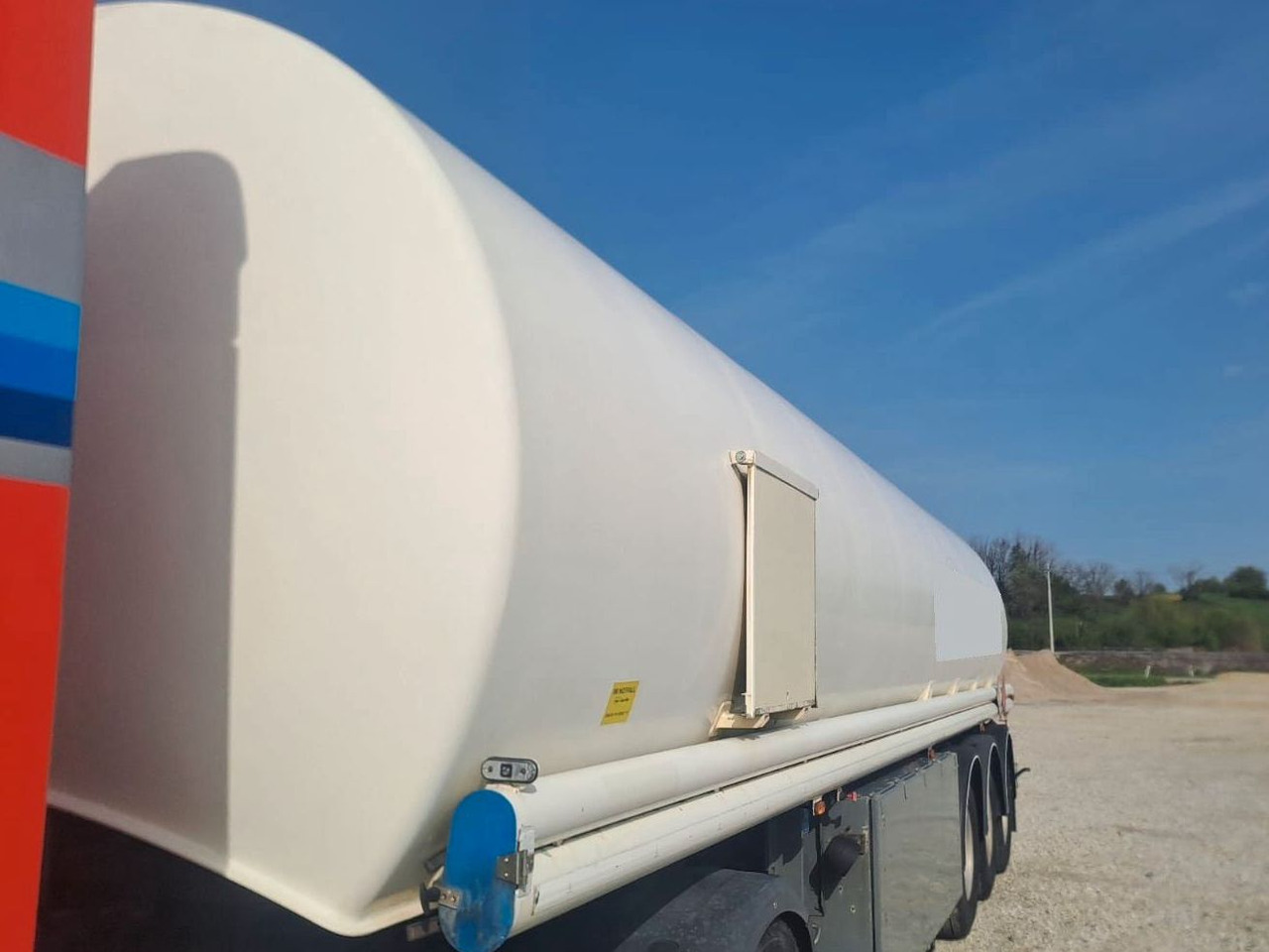 Schrader ADR, Treibstoff Diesel/Benzin, 4 Kammern, Sening Schrader ADR, Treibstoff Diesel/Benzin, 4 Kammern, Sening - نصف مقطورة صهريج: صورة 2 Schrader ADR, Treibstoff Diesel/Benzin, 4 Kammern, Sening Schrader ADR, Treibstoff Diesel/Benzin, 4 Kammern, Sening - نصف مقطورة صهريج: صورة 2