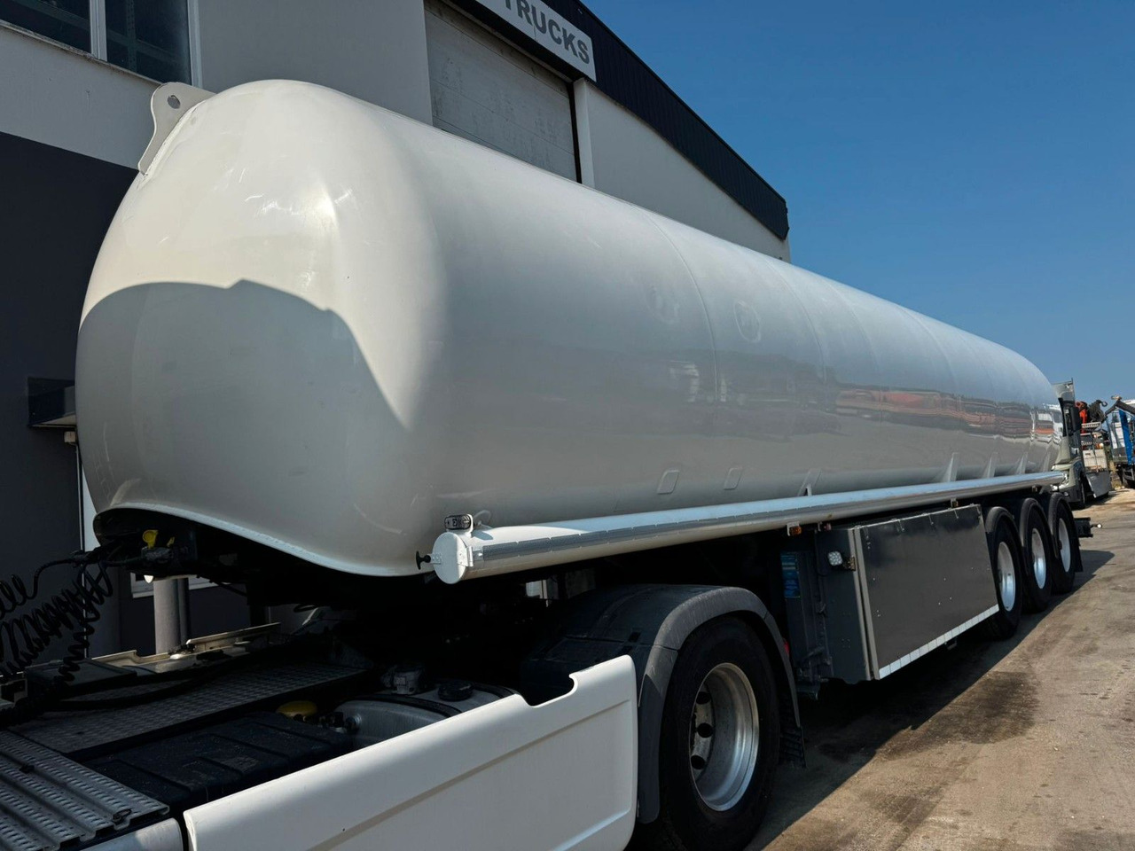 Schrader Treibstoff Diesel/Benzin, 4 Kammern, Sening - نصف مقطورة صهريج: صورة 1 Schrader Treibstoff Diesel/Benzin, 4 Kammern, Sening - نصف مقطورة صهريج: صورة 1