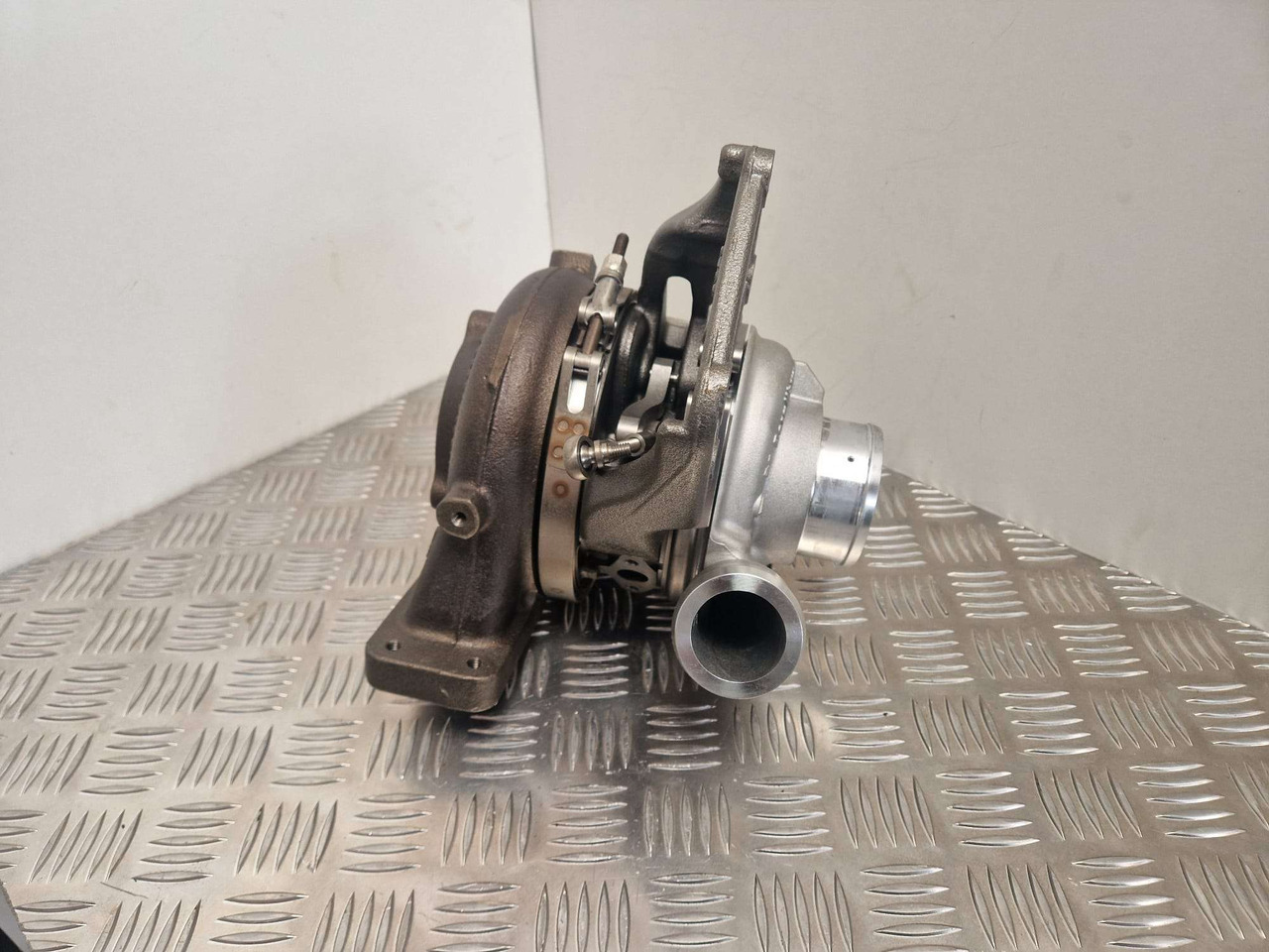 BorgWarner BV55 turbo charger JCB turbocharger - المحرك و قطع الغيار - آلات الإنشاء: صورة 2 BorgWarner BV55 turbo charger JCB turbocharger - المحرك و قطع الغيار - آلات الإنشاء: صورة 2